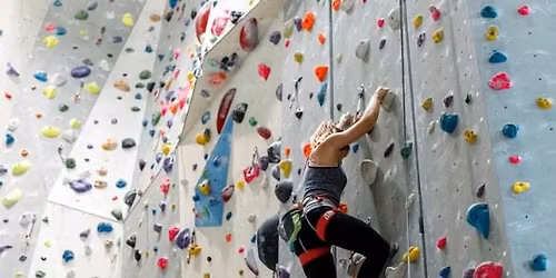 \ud83e\uddd7\u200d\u2640\ufe0f Soir\u00e9e d\u2019escalade \u2013 d\u00e9butants et accr\u00e9dit\u00e9s bienvenus