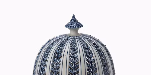 Tre bl\u00e5 b\u00f8lger - Kongeligt porcel\u00e6n gennem 250 \u00e5r