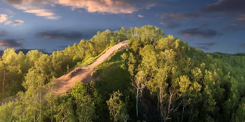 Prvom\u00e1jov\u00e1 GRAND komentovan\u00e1 vych\u00e1zka Ostravou