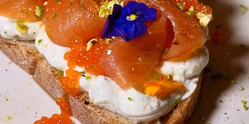 Brunch Bot\u00e1nico en Casa La Floresta: caf\u00e9, flores y sabores del alma