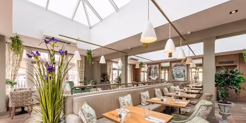 Royal Wells Hotel, Live Jazz with 'Laura & Co.' Jazz Duo