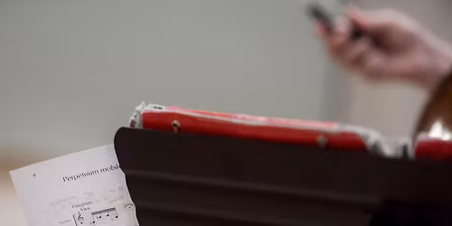 Kov\u00e1cs S\u00e1ndor el\u0151ad\u00e1sa - Id\u0151s\u00edkok a zen\u00e9ben