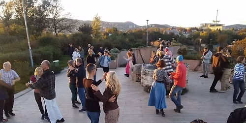 T\u00e1ncpiknik a Gell\u00e9rthegyen - V\u00edzt\u00e1roz\u00f3 felett, Pest-Buda szoborn\u00e1l