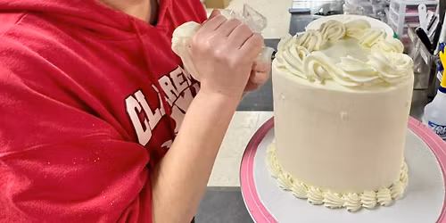 Cake decorating class