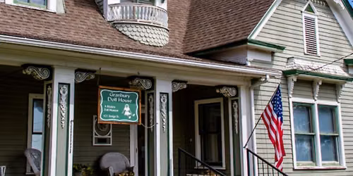 Circle to Granbury Doll House Museum