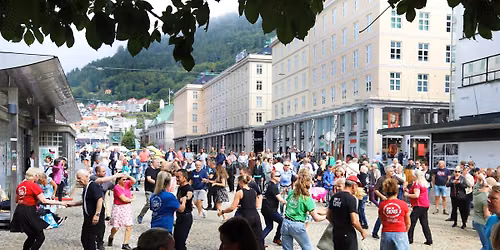 Sommerdans p\u00e5 Torgallmenningen (bak Narvesen)