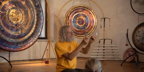 Helgekurs i hvordan f\u00e5 flow i lydbad, bruk av gong, stemmegafler og andre instrumenter