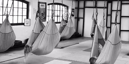 AERIAL YIN. Stretch, Relax & Restore