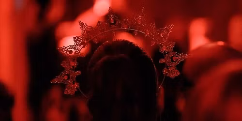 Tanec v Labyrintu - Dekadentn\u00ed b\u00e1lov\u00e1 z\u00e1le\u017eitost