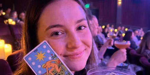 Tarot Sessions : un spectacle mystique entre cartes et cocktails