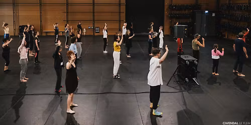 GRAND \u00c9CHAUFFEMENT ENTROUVRIR \u2014 AUTOUR DE \u00ab EN FANFAAARE ! \u00bb