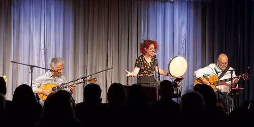 Sinem und Nikos singen alte und neue Lieder der \u00c4g\u00e4is \u2013 auf T\u00fcrkisch und Griechisch.