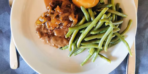 Madaften: Hakkeb\u00f8f m\/bl\u00f8de l\u00f8g og kartofler + dessert