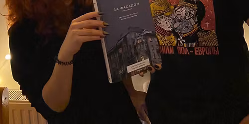 \u0417\u0430 \u0444\u0430\u0441\u0430\u0434\u043e\u043c: \u043c\u043e\u043d\u0441\u0442\u0440\u044b, \u043a\u0430\u0431\u0440\u0438\u043e\u043b\u0435\u0442\u044b \u0438 \u0440\u0435\u0447\u043d\u044b\u0435 \u043f\u0430\u0440\u043e\u043c\u0447\u0438\u043a\u0438