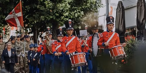 Nyt\u00e5rsmarch med 6. Juli Garden