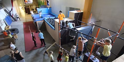 Lattia on Laavaa! Ilmainen temppurata perheille p\u00e4\u00e4si\u00e4isen\u00e4