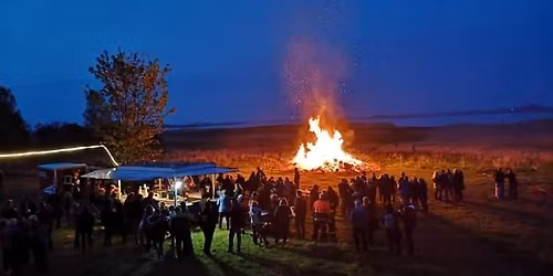 Maifeuer mit Fackelumzug