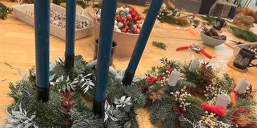 Adventskranz mit Trockenblumen binden in Berlin-Moabit