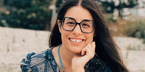 Una donna in cammino: l'evoluzione interiore oltre la cura fisica