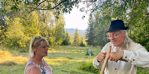 Bad i skogstjern og l\u00e6r \u00e5 sl\u00e5 med tynnslelj\u00e5. Sl\u00e5ttedager p\u00e5 Finnskogen. Lj\u00e5kurs.