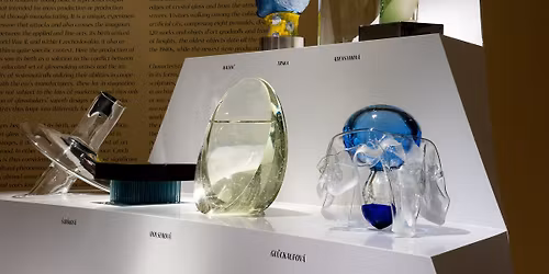 Plej\u00e1dy skla 1946 - 2019. Komentovan\u00e1 prohl\u00eddka