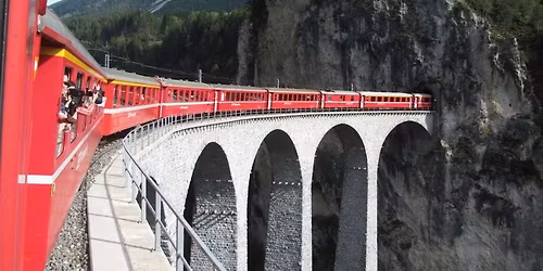 M\u00f8de i Pr\u00e6steg\u00e5rden - Til fods med fly og tog.