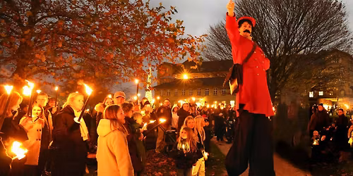 \u00c5bning af Jul p\u00e5 F\u00c6NGSLET: Fakkeloptog, ildshow, f\u00e6llessang og lyst\u00e6nding