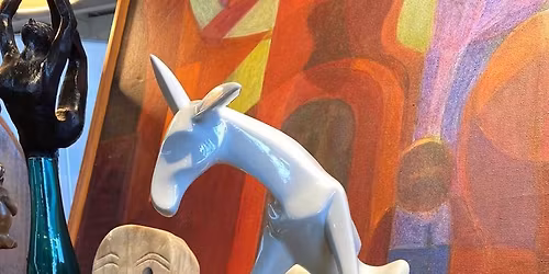 THE SUNDAY ANTIQUE MARKET