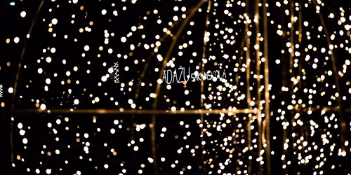 Ziemassv\u0113tku egles iedeg\u0161ana \u0100da\u017eos