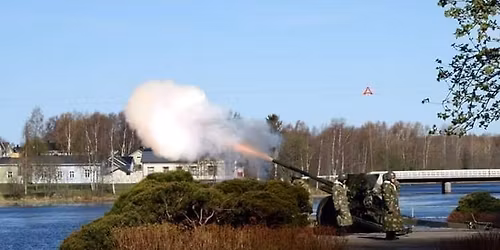 Tykkien kunnialaukaukset Linnasaaressa