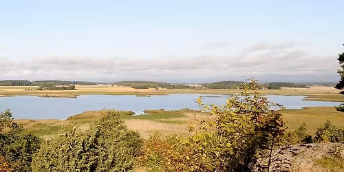 Vandring Hj\u00e4lstaviken runt