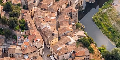 Tour Privado Medieval: Besal\u00fa, Castellfollit de la Roca, Santa Pau y Parque Natural de la Zona Volc\u00e1nica