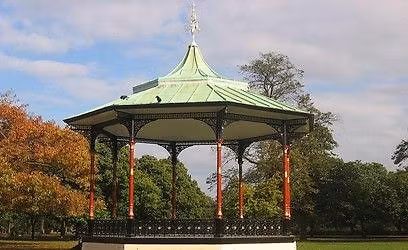 Laurence O n the Blistered Mirrors on GREENWICH PARK BANDSTAND