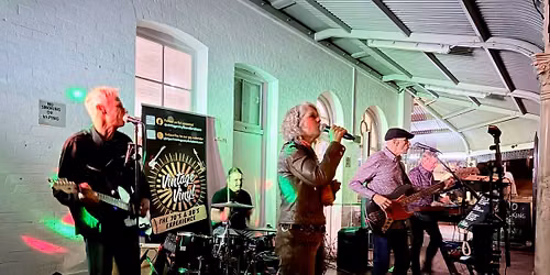 Metropole - Cold night. Hot band. Outdoor heaters.