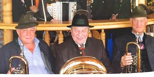 Ostermontags-Fr\u00fchschoppen: Die Hollerschnapszu:zla 