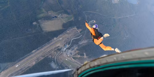 Laskuvarjohypp\u00e4\u00e4misen alkeiskurssi - huhtikuu