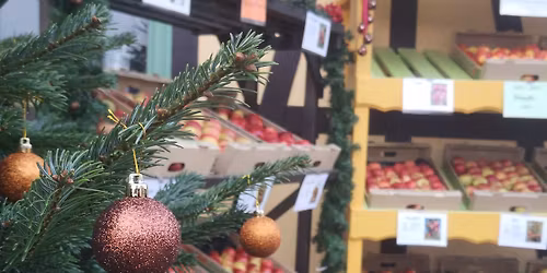 Weihnachtlicher Apfelsonderverkauf und Weihnachtsbäume