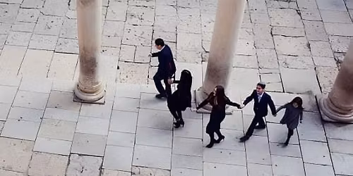 Family Photoshoot Experience Through the Walls of the Old City