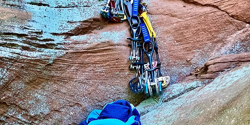 PERFECTIONNEMENT A L\u2019ESCALADE TRADITIONNELLE  : POSE DES PROTECTIONS ET RELAIS SUR COINCEURS 