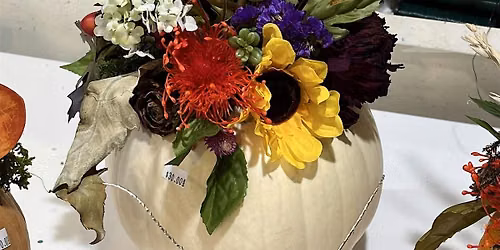 Petite Pumpkin Centerpieces: Fall Floral Design