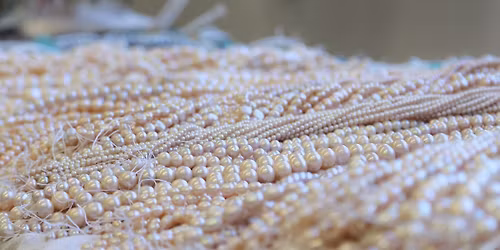 Fournisseuse de perles en ville