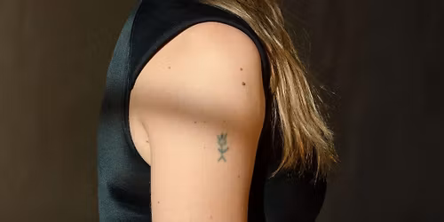 N\u00e6rmynd - Hildur Gu\u00f0nad\u00f3ttir og Sinf\u00f3n\u00eduhlj\u00f3msveit \u00cdslands \u00e1 Listah\u00e1t\u00ed\u00f0 \u00ed Reykjav\u00edk