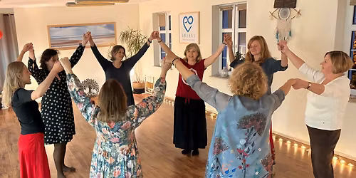 \u015awi\u0105teczno-noworoczne ta\u0144ce w kr\u0119gu z intencjami