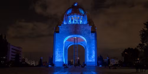 Monumento a la Revoluci\u00f3n Caminata Nocturna. 