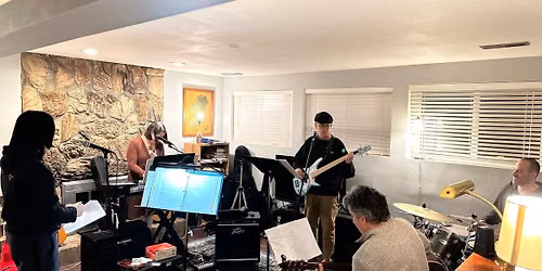 Mukmash performing live