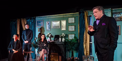 Akt heged\u0171vel @Kultkik\u00f6t\u0151, Balatonsz\u00e1rsz\u00f3 - Csuk\u00e1s Sz\u00ednh\u00e1z