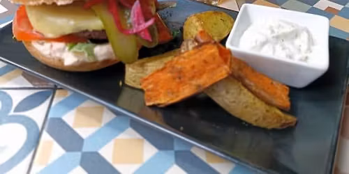 Burger vegana con bebida en Vega