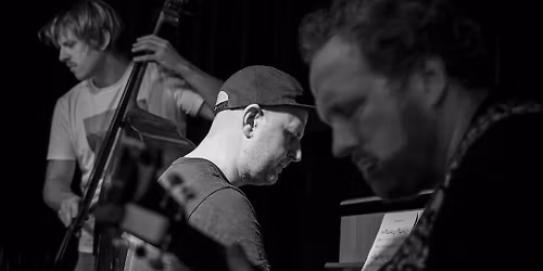 Bakg\u00e5rden jazz; Carl Svensson, John Holmstr\u00f6m, Alfred Lorinius. [Support; CENOMA]