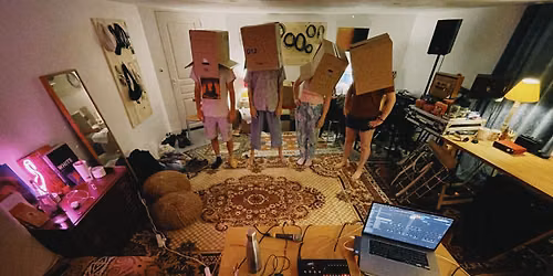 En construction 4 : spectacle d'impro th\u00e9\u00e2trale, clownesque et musicale