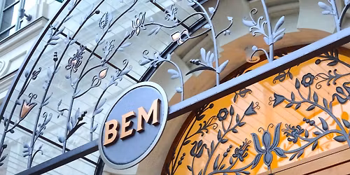 \u00d6tcsillagos bevonul\u00e1s